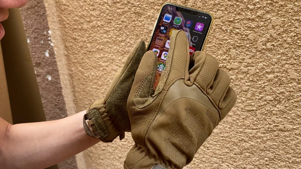 How Do Touch Screen Gloves Work: Tech Behind Warmth